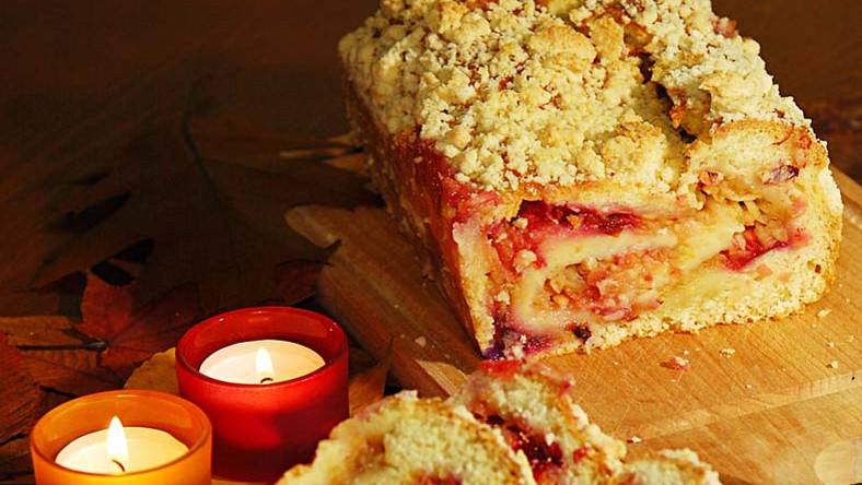 Zawijaniec jesienny - przepis na ciasto z jabłkami i śliwkami