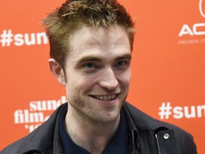 Robert Pattinson pucér felsőtestét és eszméletlen izmait sem takargatja edzés közben!