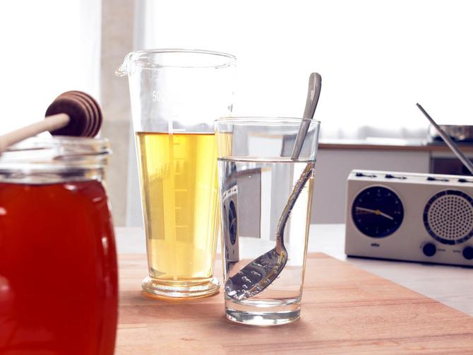 Svaki dan započnite
kašičicom meda
rastvorenom u čaju
ili vodi koja ne sme
biti toplija
od 37 stepeni
Celzijusovih