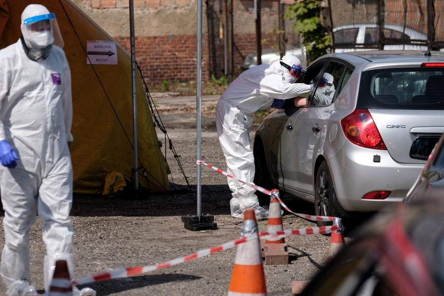 Trwają badania przesiewowe na obecność koronawirusa SARS-CoV-2 pracowników kopalń Polskiej Grupy Górniczej. Na zdjęciu mobilny punkt badań pracowników KWK Murcki-Staszic w Katowicach