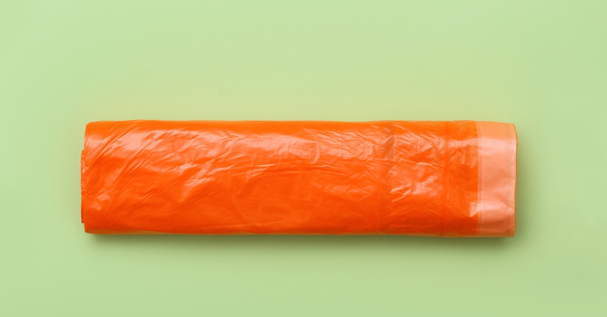 Nowy, pomarańczowy worek na śmieci w Polsce. Co do niego wrzucać, a czego unikać?