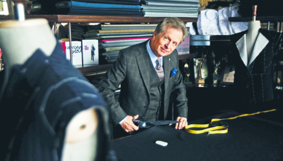 Janusz Wiśniewski - Od paru lat zamiłowanie do krawieckiego fachu dzieli z pisarstwem.