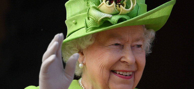 Gest królowej Elżbiety II zaskoczył nie tylko służbę. Złamała protokół