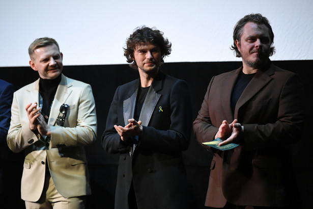 Aktorzy: Tomasz Schuchardt (P), Rafał Zawierucha (L) i Mateusz Kościukiewicz (C) podczas pokazu filmu "Orzeł, Ostatni patrol" w ramach otwarcia 47. Festiwalu Polskich Filmów Fabularnych