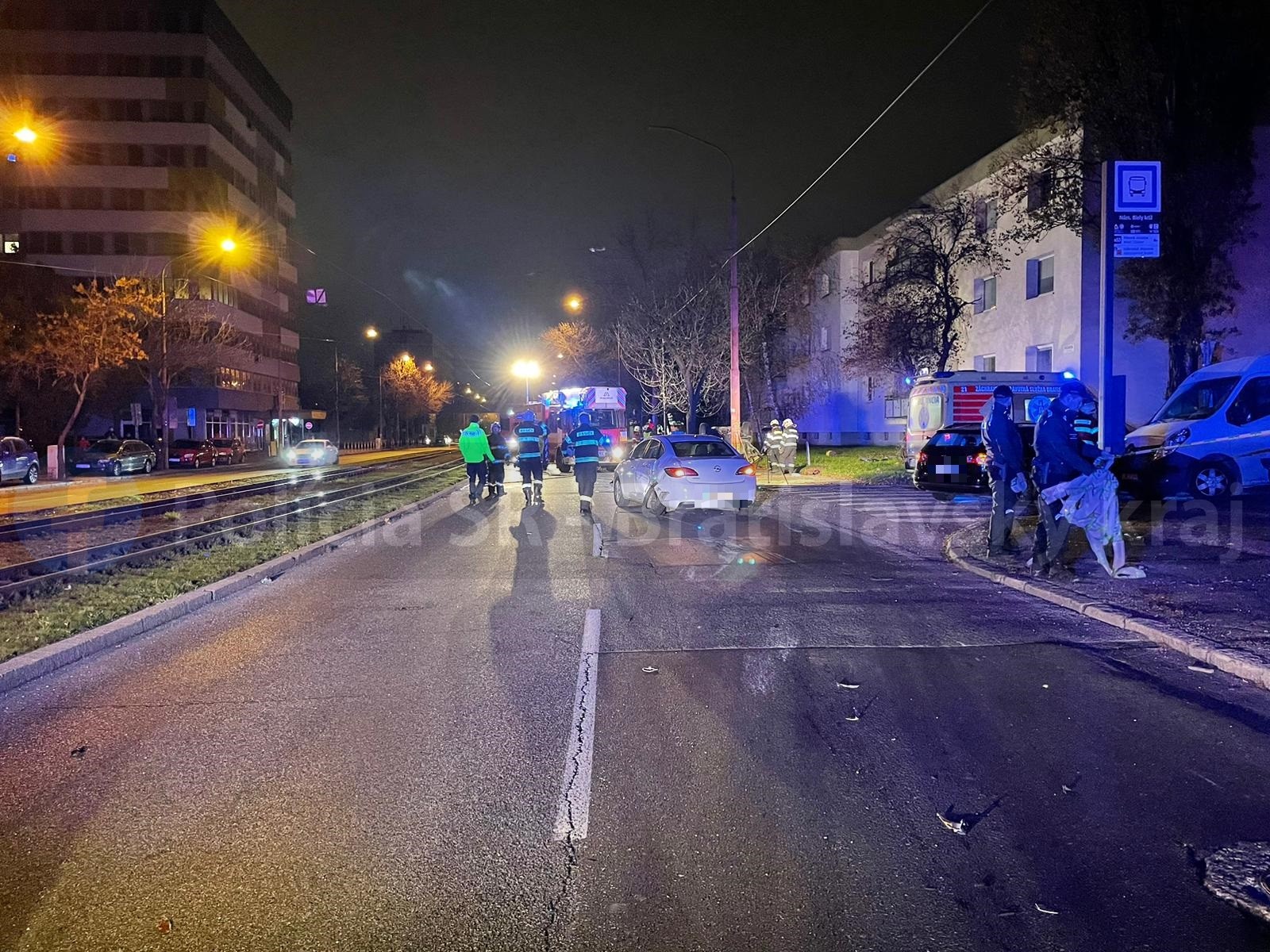 Vodič sa ťažko zranil pri dopravnej nehode v Bratislave.