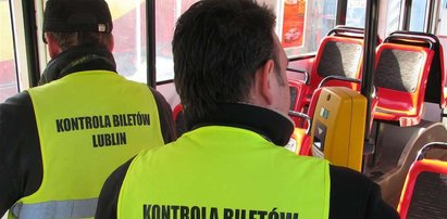 Czy kontroler biletów ma prawo zatrzymać mnie w tramwaju?