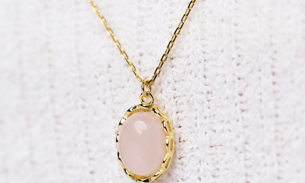 Ten naszyjnik z różowego kwarcu to bestseller na wiosnę! Wygląda elegancko i przyciąga wzrok