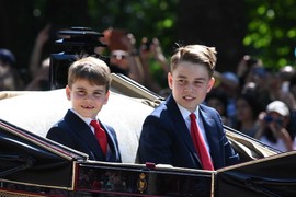 Tako mali, A TAKO PREMAZAN: ČITAČ SA USANA otkrio šta je princ Luis pitao starijeg brata dok su se vozili u kočiji na paradi - njegov odgovor je HIT