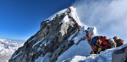 Mijali zamarznięte zwłoki w kolejce na Mount Everest