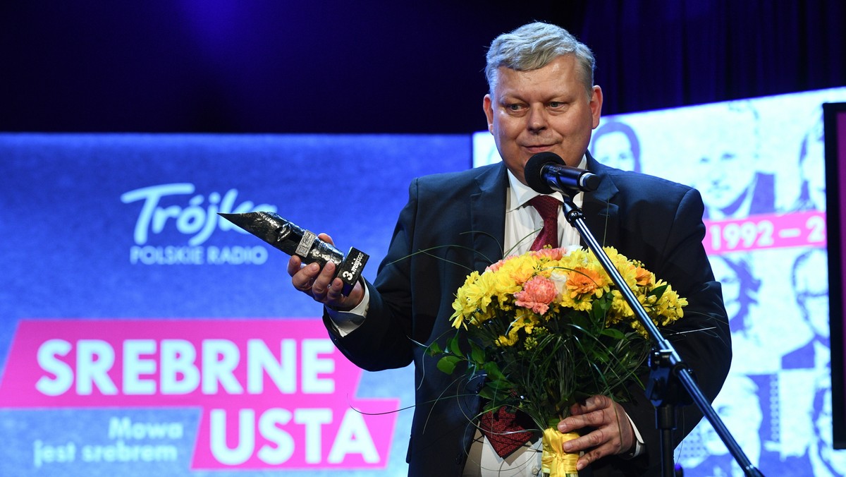 Polacy mówią, że politycy powinni mniej zarabiać, a nagrody im się nie należą; decyzja PiS o obniżeniu pensji poselskich i przekazaniu przez ministrów nagród na cele charytatywne to wyjście naprzeciw społecznym oczekiwaniom - ocenił szef gabinetu politycznego premiera Marek Suski.