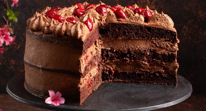 Tort czekoladowy, który zachwyci wszystkich. Pasują do niego sezonowe owoce, ale sekretem jest pyszny krem
