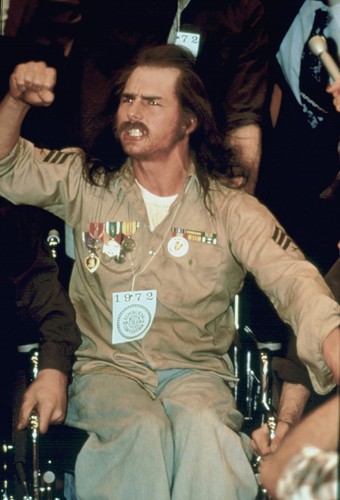 Tom Cruise w filmie 'Urodzony 4 lipca'