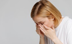 Opuchnięte życie. Jakie są objawy dziedzicznego obrzęku naczyniowego?