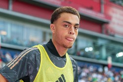 Sergino Dest przenosi się z Ajaksu do Barcelony