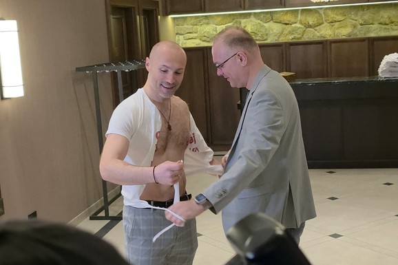 "POSTAO SAM ĆALE" Aleksandar Sofronijević slavi rođenje ćerke, svuda baloni i predivna dekoracija: Gosti mu iscepali majicu, a on iznenadio (Video)