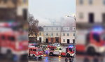 Potężna akcja gaśnicza kamienicy w Przemkowie. Zawalił się dach budynku, ewakuowano 26 osób