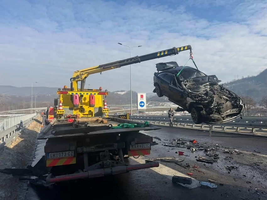 Saobraćajna nesreća na auto-putu Miloš Veliki - izvlačenje automobila