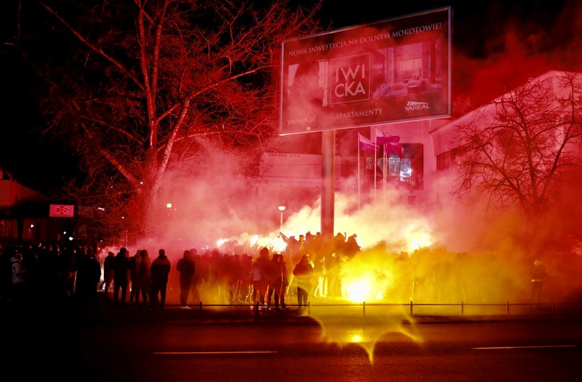 Wirus szaleje, a na Łazienkowskiej tłumy kibiców. Zapomnieli o dystansie