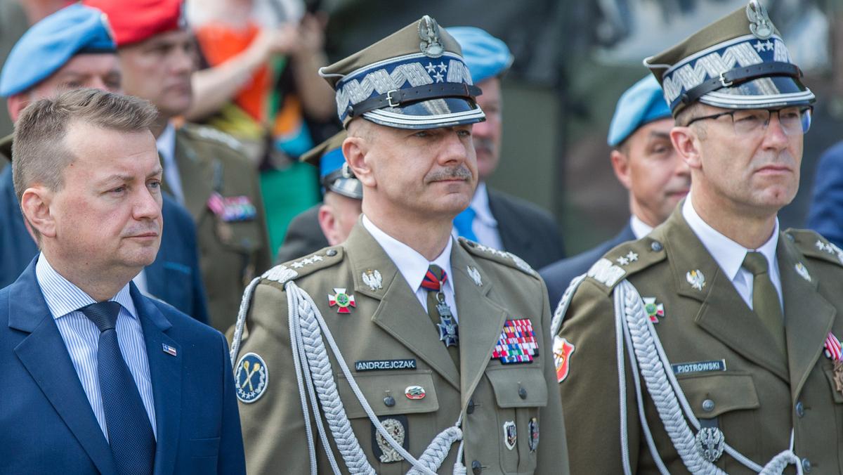 Mariusz Błaszczak, gen. broni Rajmund Andrzejczak i gen. dywizji Tomasz Piotrowski podczas Centralnych Obchodów Dnia Weterana Poza Granicami Państwa w Rzeszowie. 2 czerwca 2019 r.