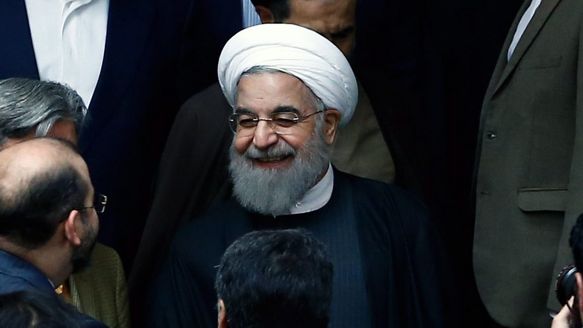 Iran podpisał porozumienie atomowe. - My, Irańczycy, wyciągamy do świata rękę w znaku pokoju i pozostawiając za sobą całą wrogość, podejrzenia i spiski, otwieramy nowy rozdział w stosunkach między Iranem a światem - zadeklarował prezydent Hasan Rowhani w posłaniu do narodu.