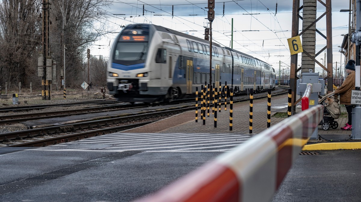 Ma is gondok vannak a MÁV-nál: hajnalban kimaradt egy vonat, de úgy tűnik, a helyette beígért pótlóbusz sem érkezett meg