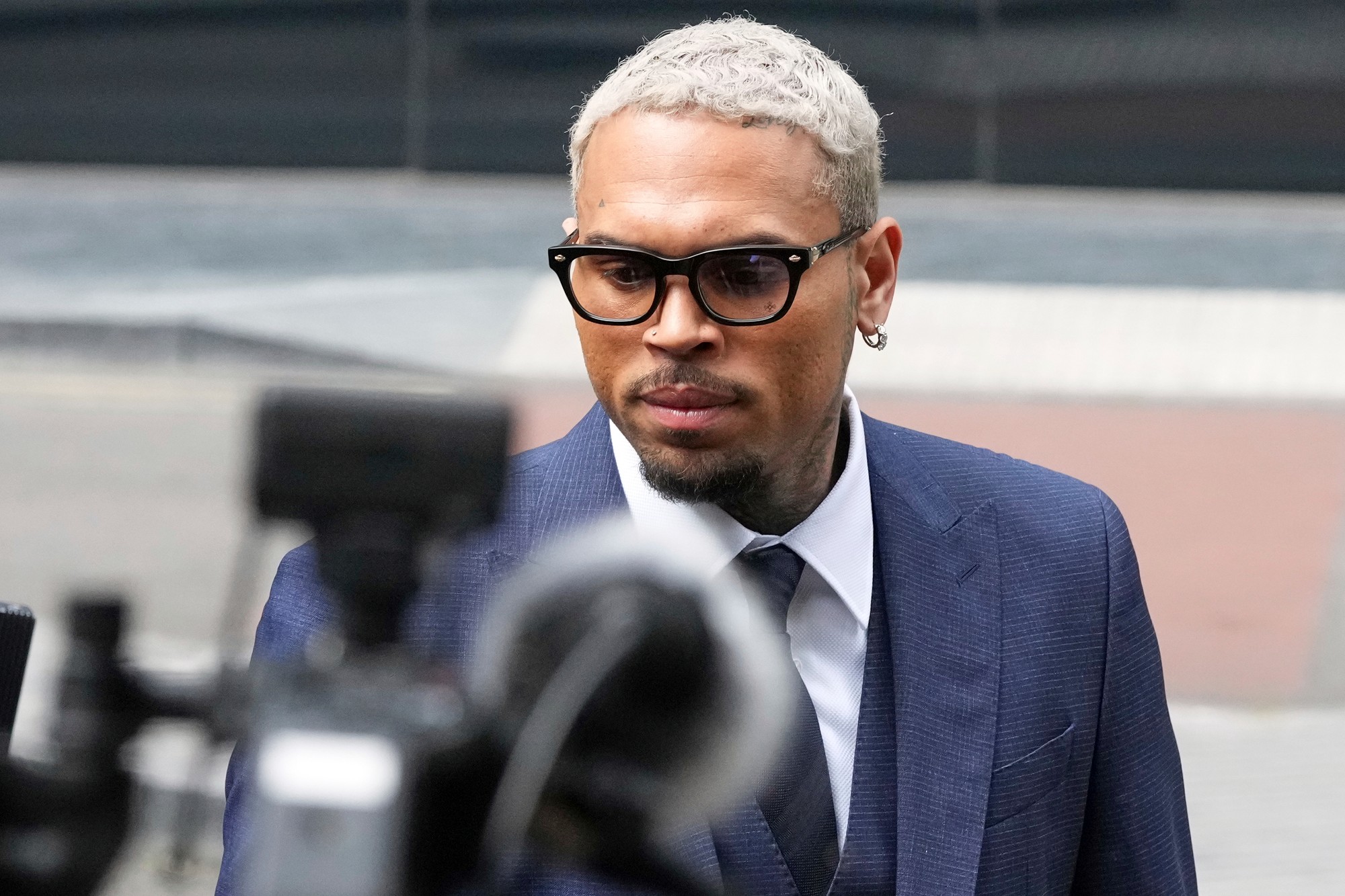 Americký spevák Chris Brown pred britským súdom.