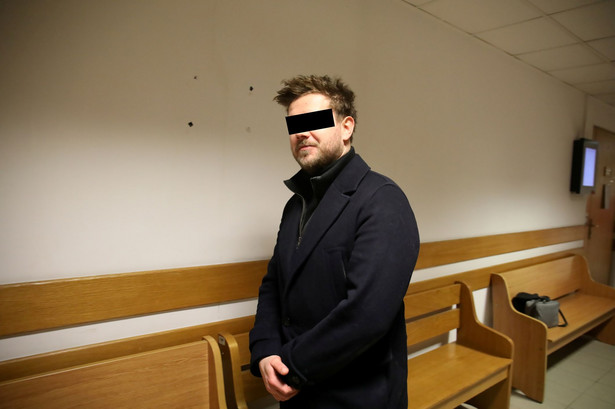 Oskarżony Antoni K. na korytarzu Sądu Rejonowego dla Warszawy-Woli