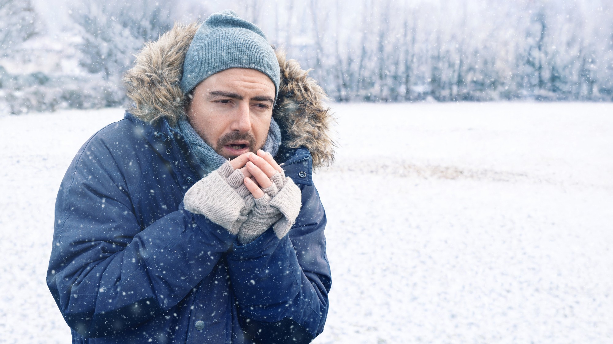 снежная слепота. C холода. замерзшая девушка. экстремальные условия. купаться в снегу.