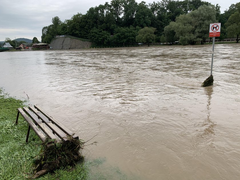 Dochodzi do lokalnych podtopień