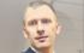 Wielu starszych klientów woli kontakt z bankiem przez SMS niż przez sieć