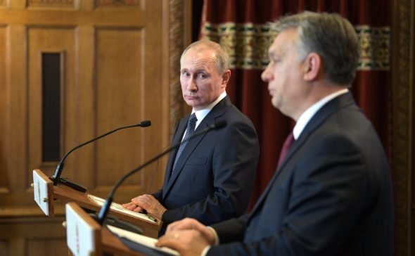 Władimir Putin (L) i Viktor Orban (P), fot. Kancelaria Prezydenta Federacji Rosyjskiej (CC BY 4.0)