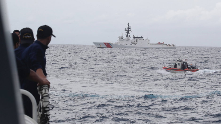 Pracownicy filipińskiej straży przybrzeżnej na pokładzie statku patrolowego podczas ćwiczeń na spornym Morzu Południowochińskim 