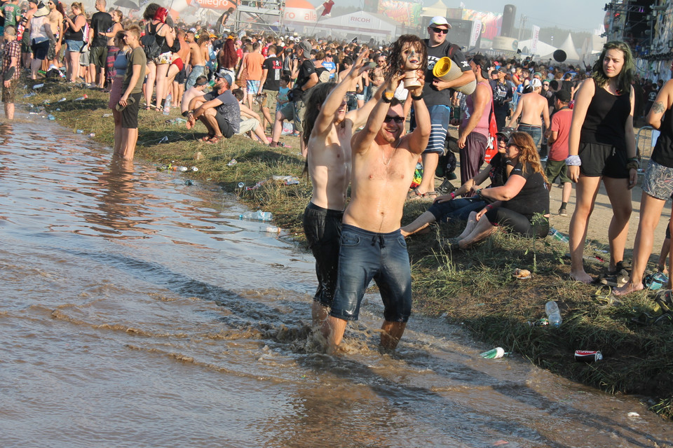 Pol'and'Rock Festival 2018: błotne kąpiele pod "grzybkiem"