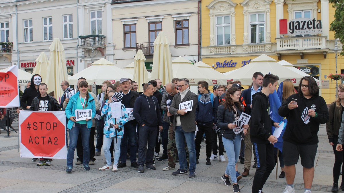 Około 30 osób wzięło udział w proteście przeciwko cenzurze internetu, do jakiego doszło na kieleckim Rynku. Uczestnicy manifestacji przekonywali, że wprowadzi ją zaproponowany przez Komisję Europejską projekt dyrektywy o ochronie praw autorskich na jednolitym rynku cyfrowym, określany mianem "ACTA 2.0".