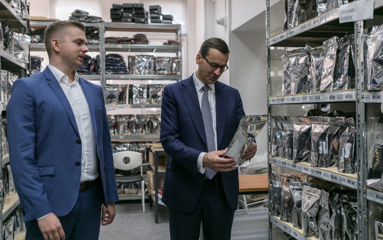 Paweł Szopa i ówczesny premier Mateusz Morawiecki w sklepie "Red is Bad" w sierpniu 2018 r.