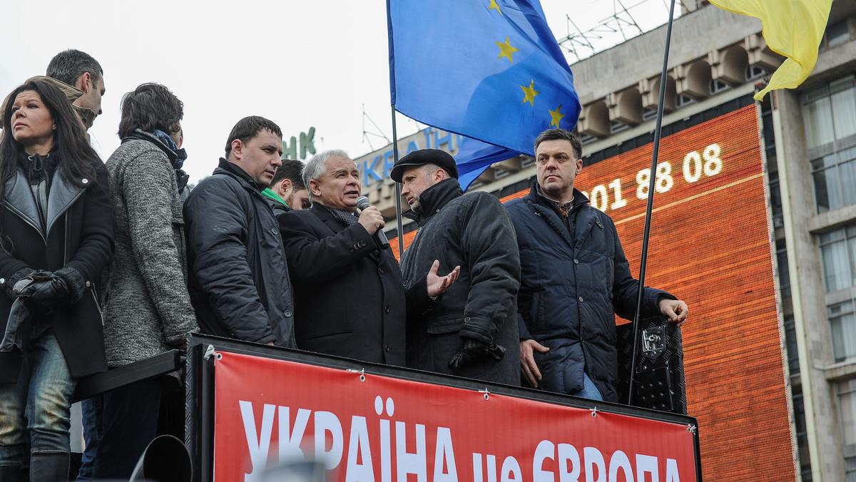 Jarosław Kaczyński na manifestacji w Kijowie, na której zebrało się około 300 tys. zwolenników integracji z Unią Europejską. Protesty wywołała decyzja ukraińskich władz o niepodpisywaniu umowy stowarzyszeniowej z UE, grudzień 2013 r.