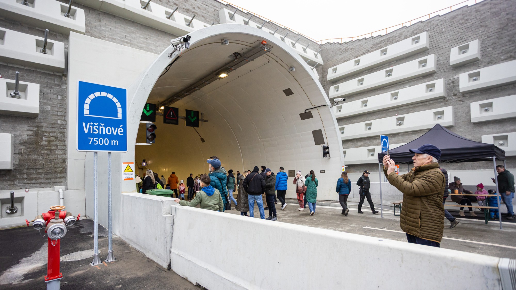 Ľudia vstupujú do tunela Višňové. 