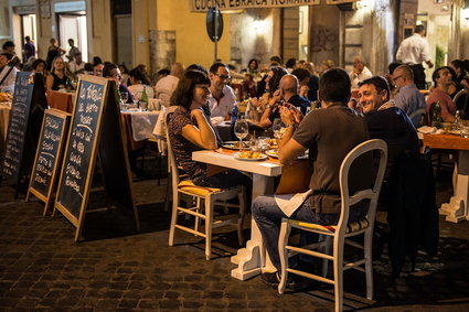 Kto i kiedy powinien płacić za rachunek w restauracji