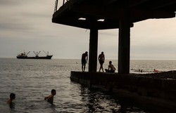 Doradca Zełenskiego kategorycznie zaprzecza. "Nie atakowaliśmy i nie będziemy atakować cywilnych obiektów"