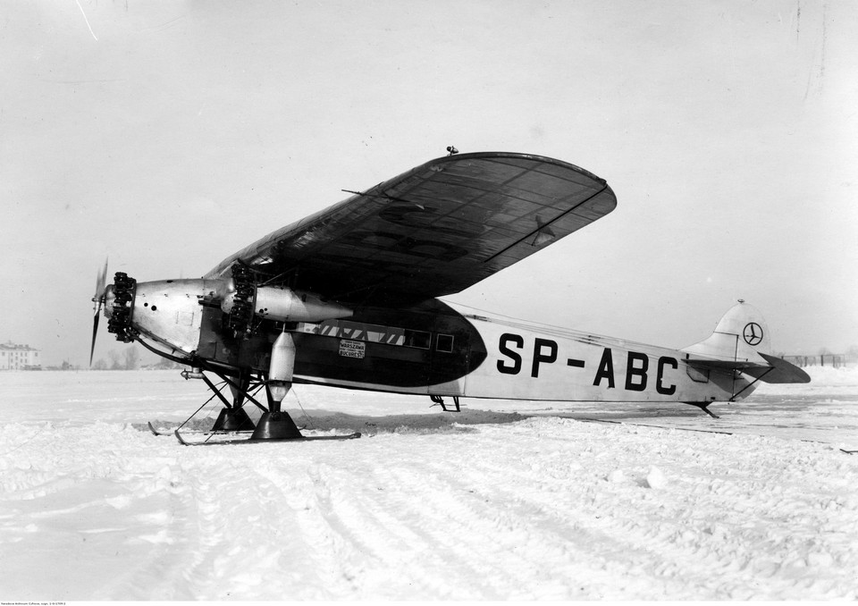 Samolot "Fokker" F-VII/3m (SP-ABC), kursujący na trasie Warszawa-Bukareszt, na lotnisku mokotowskim