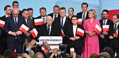 Przyciągała wzrok na wieczorze wyborczym PiS-u. Kim jest "kobieta w różowym"?