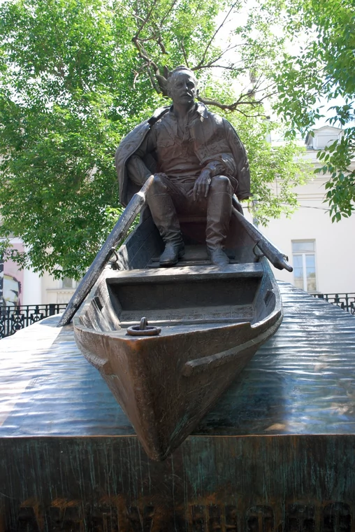 Pomnik Michaiła Szołochowa – Szołochow w łodzi