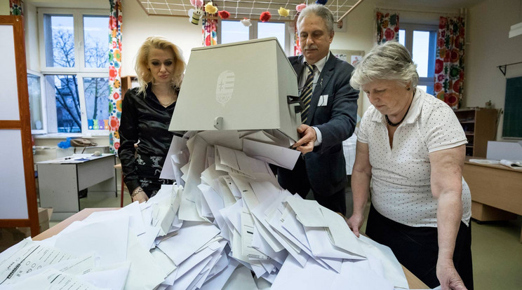 Urnabontás a budapesti Bocskai István Általános Iskolában kialakított szavazókörben az országgyűlési képviselő-választás napján, 2018. április 8-án. / MTI Fotó: Mohai Balázs