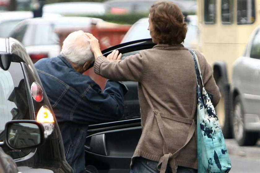 Tak Łapicka pomaga wsiadać mężowi do auta. ZDJĘCIA