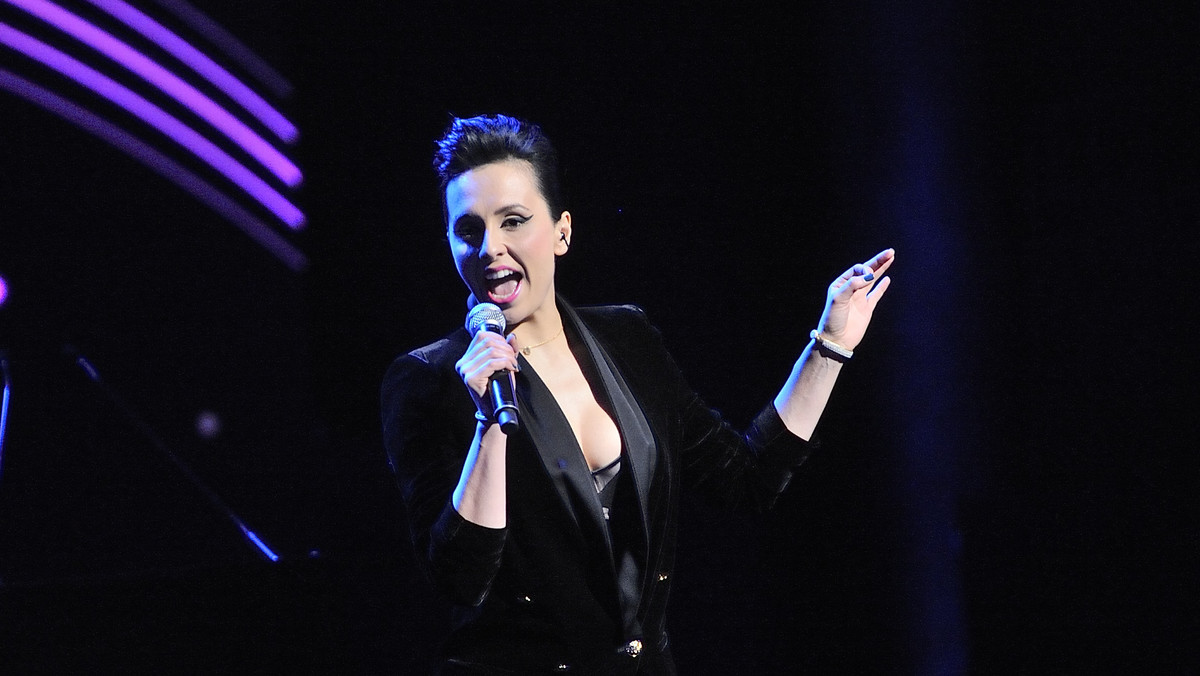 W sobotnim odcinku "X Factor" jurorka show postanowiła sama stanąć na scenę i wykonać bondowski przebój Adele. Jej cover podzielił polskich internautów.