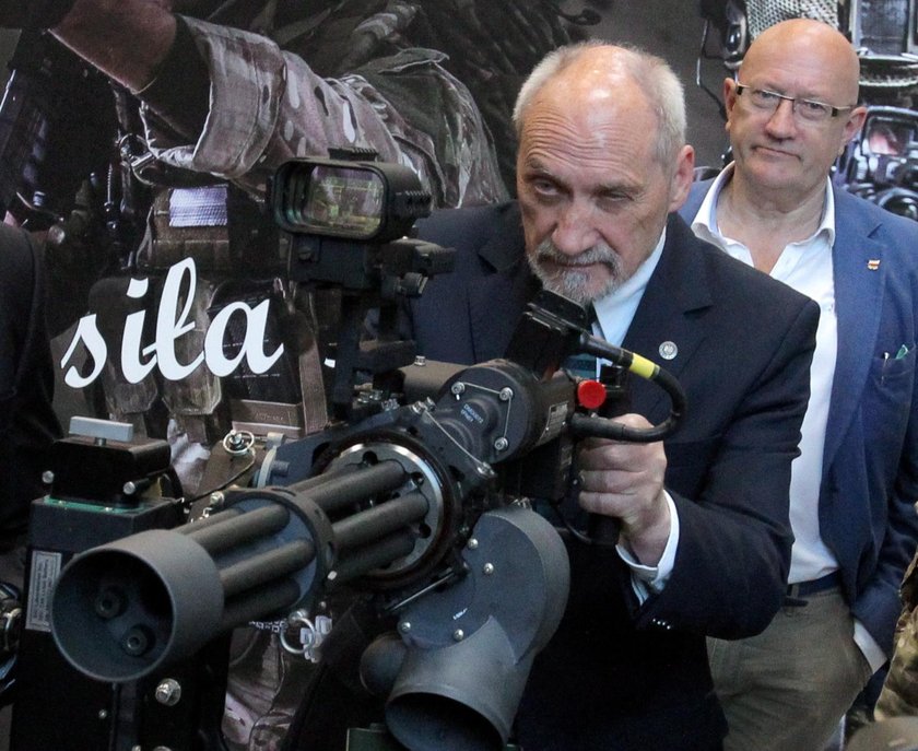 Antoni Macierewicz w Sejmie w marcu ub. roku grzmiał o "niewyobrażalnej korupcji w polskiej armii" za czasów rządów PO-PSL