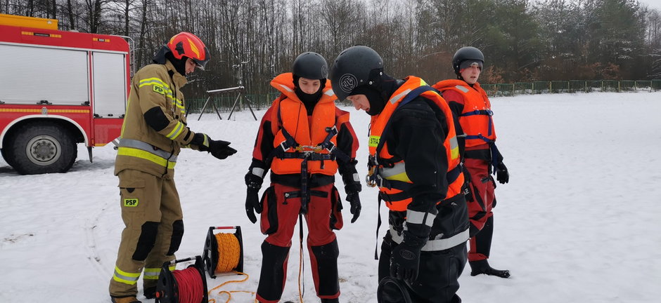 Strażacy z Drawska Pomorskiego szkolą się na lodzie [VIDEO]