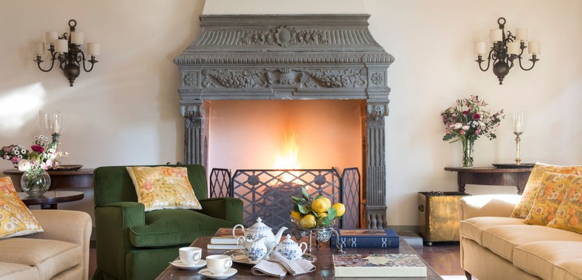 La magnifique villa est meublée d’antiquités. 