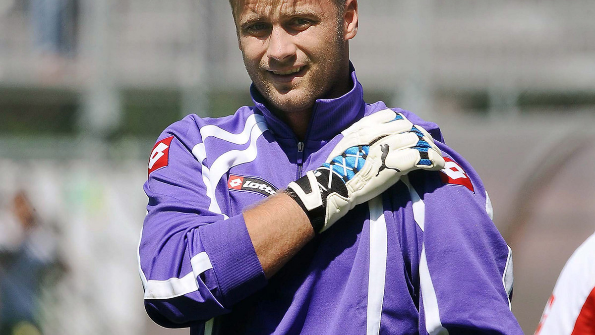 Artur Boruc jeszcze na dobre nie zadomowił się w Fiorentinie, a już stał się bohaterem seksualnego skandalu. Wszystko przez brytyjskie media, które nawet po opuszczeniu Szkocji nie dają mu spokoju. Zarzucają mu kolejny romans.