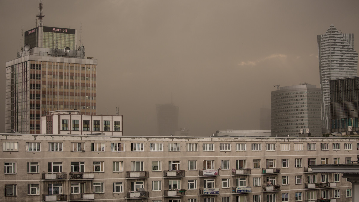 Chmura pyłu nad Warszawą